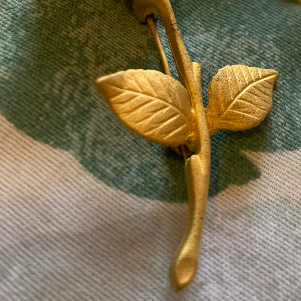 Vintage Giovanni Golden Rose stem brooch.